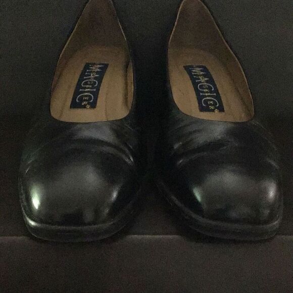 Magic shoes by Andrew Geller Size 7 1/2 small cracks in inside shown - Picture 2 of 11